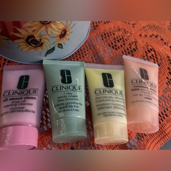 🚨Brand New Clinique face care. 
🆕 Skin Care added to set! - Picture 5 of 7